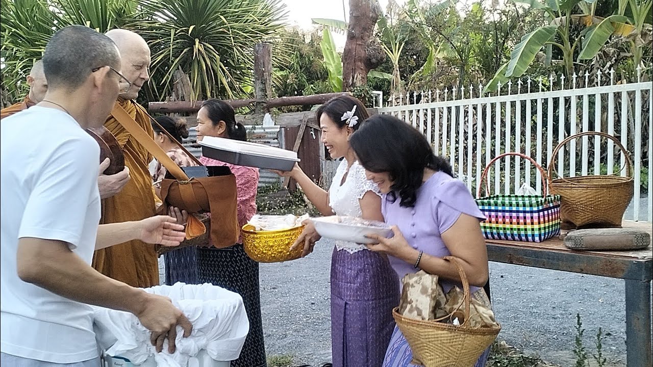 พระฝรั่ง ชาวต่างชาติ พระอาจารย์มาร์ติน ปิยธัมโม ออกรับบิณฑบาต 21-02-2568 #วัดภูฆ้องทอง