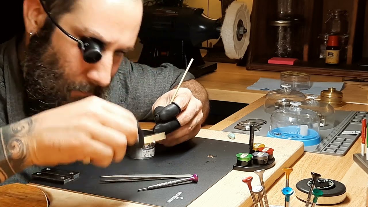 Horlogerie. Pose du balancier sur ETA 6497