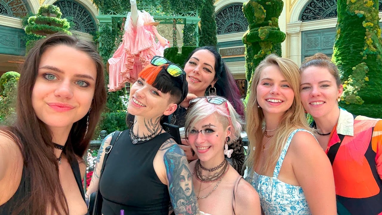 GIRLS TRIP to VEGAS! Pt 1 - Vlog - Hailee And Kendra