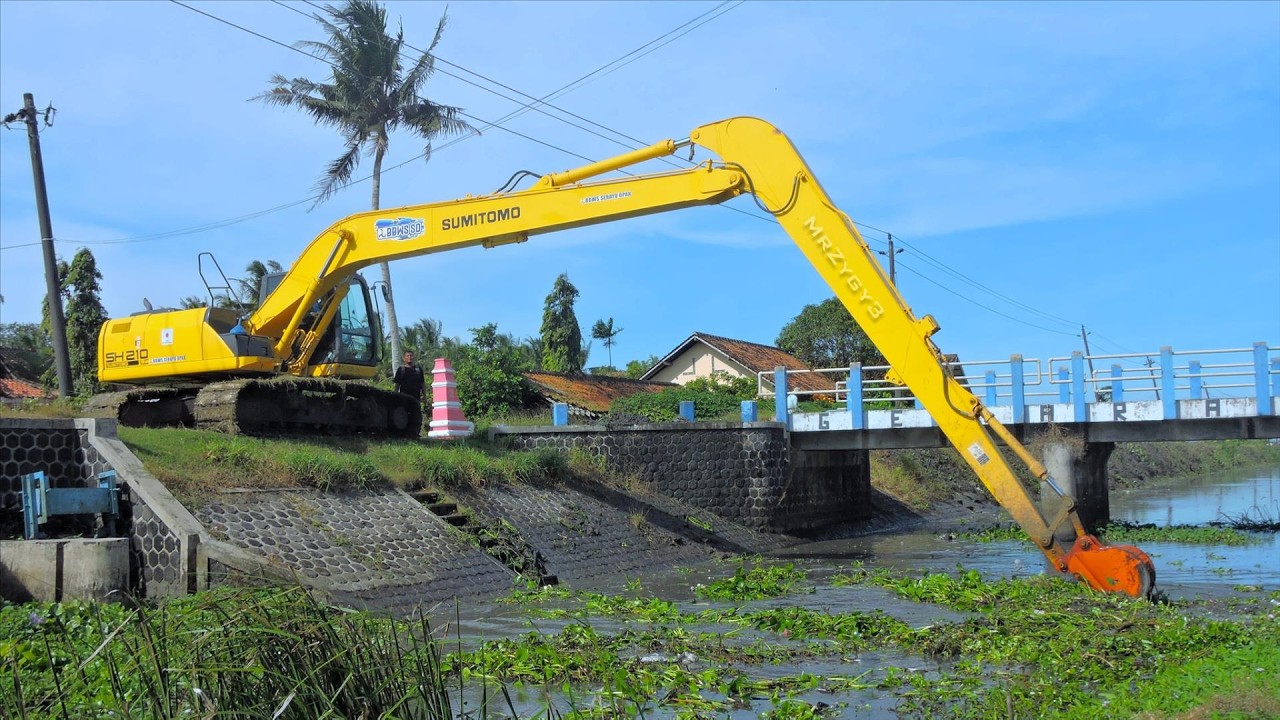 Sumitomo SH210 Long Arm Excavator Dredging Water Plant from the Canal
