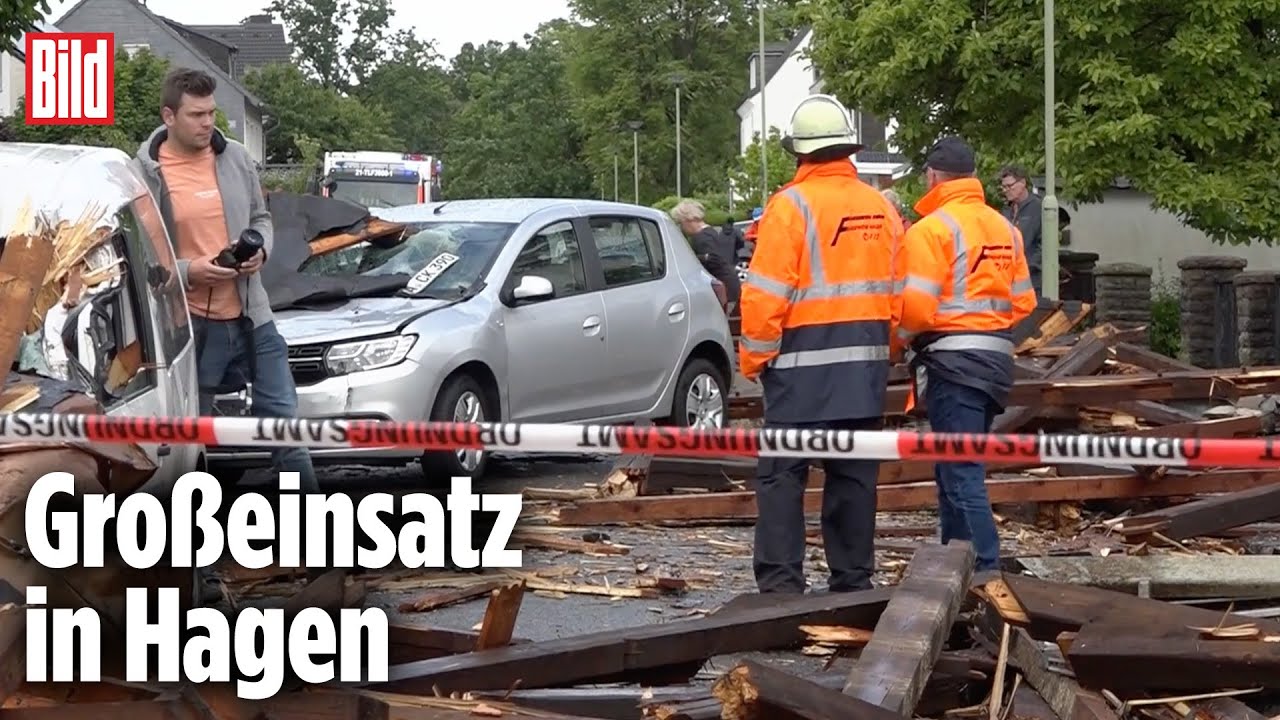 HAGEN, NRW: Windhose zerstört Innenstadt