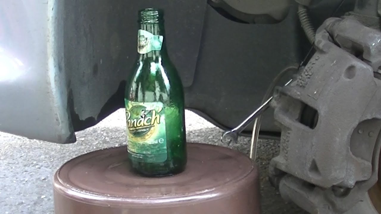 Bremsflüssigkeit wechseln und entlüften mit einer Flasche