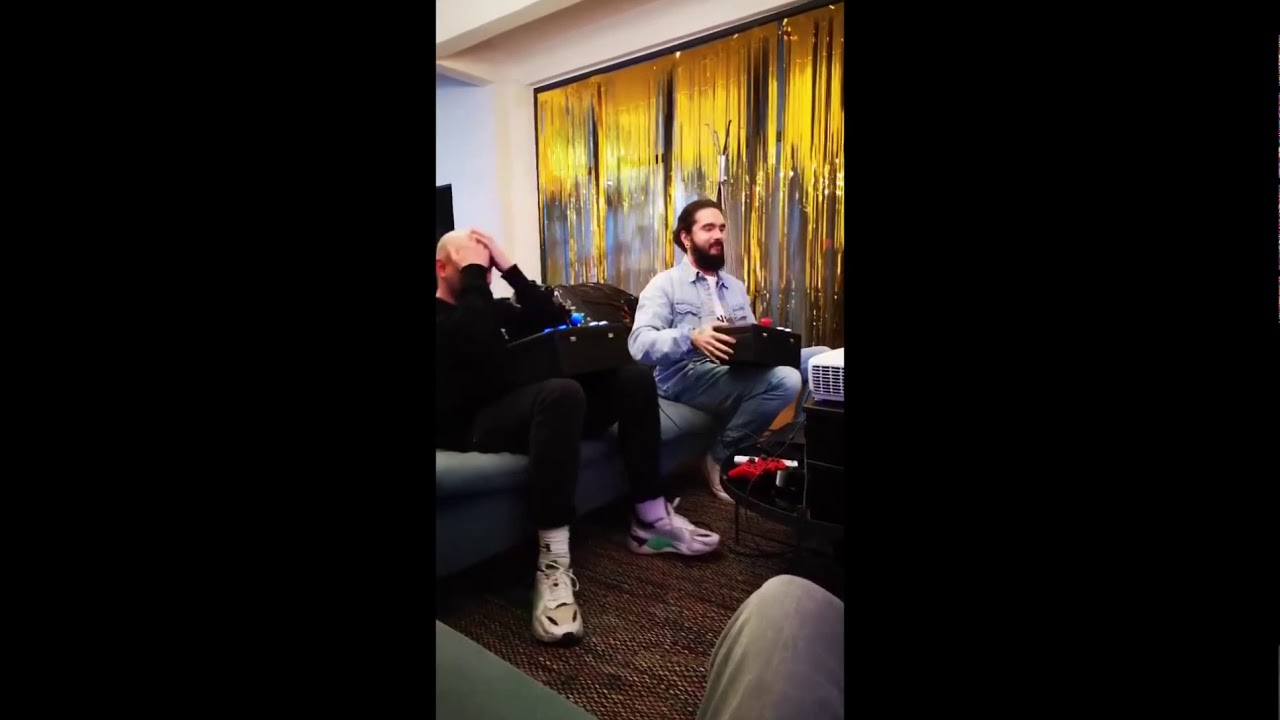 10 11 2020 - Tom Kaulitz & Georg Listing playing Street Fighter with Malte (TikToker)