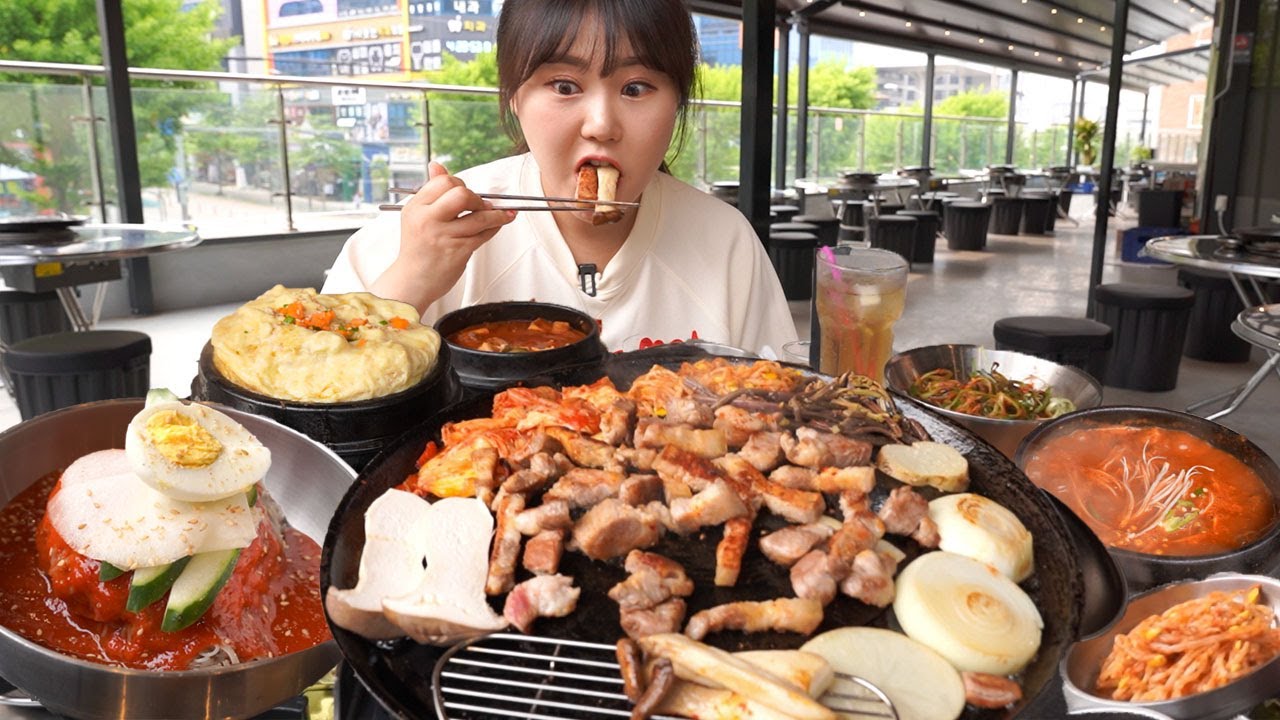 Мукбанг🥩Корейское барбекю самгёпсаль в ресторане под открытым небом😋 Хороший день, чтобы поесть!