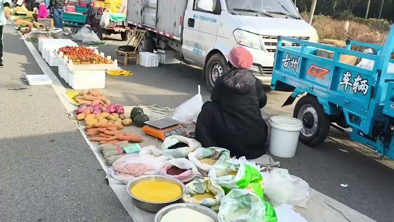 集上的商品丰富，人不少买点海鲜水果猪肉。午餐排骨炖冬瓜，喝白酒和黄酒。