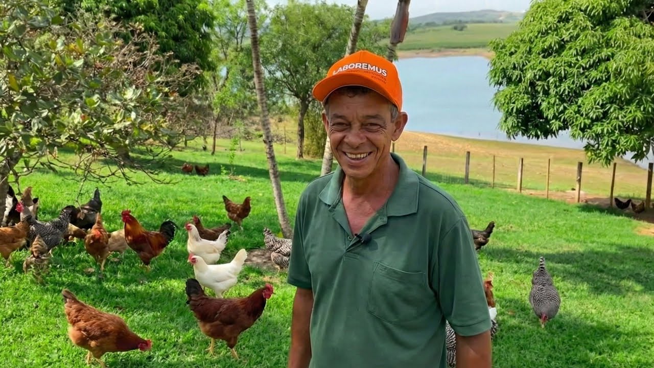 ELE VIVE DO SEU PEQUENO SÍTIO COM CRIAÇÃO DE GALINHAS E PLANTAÇÕES