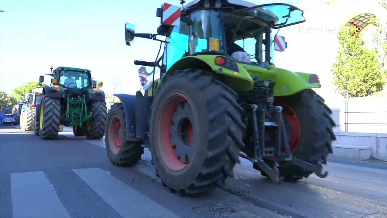 Caserta, allevatori, contoterzisti in piazza: il corteo di trattori arriva in citt&agrave;