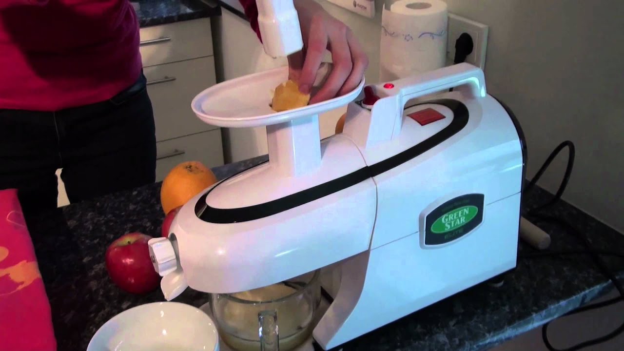 Saftpresse in Aktion frisch gepresster Orangensaft mit Apfelsaft Green Star Elite