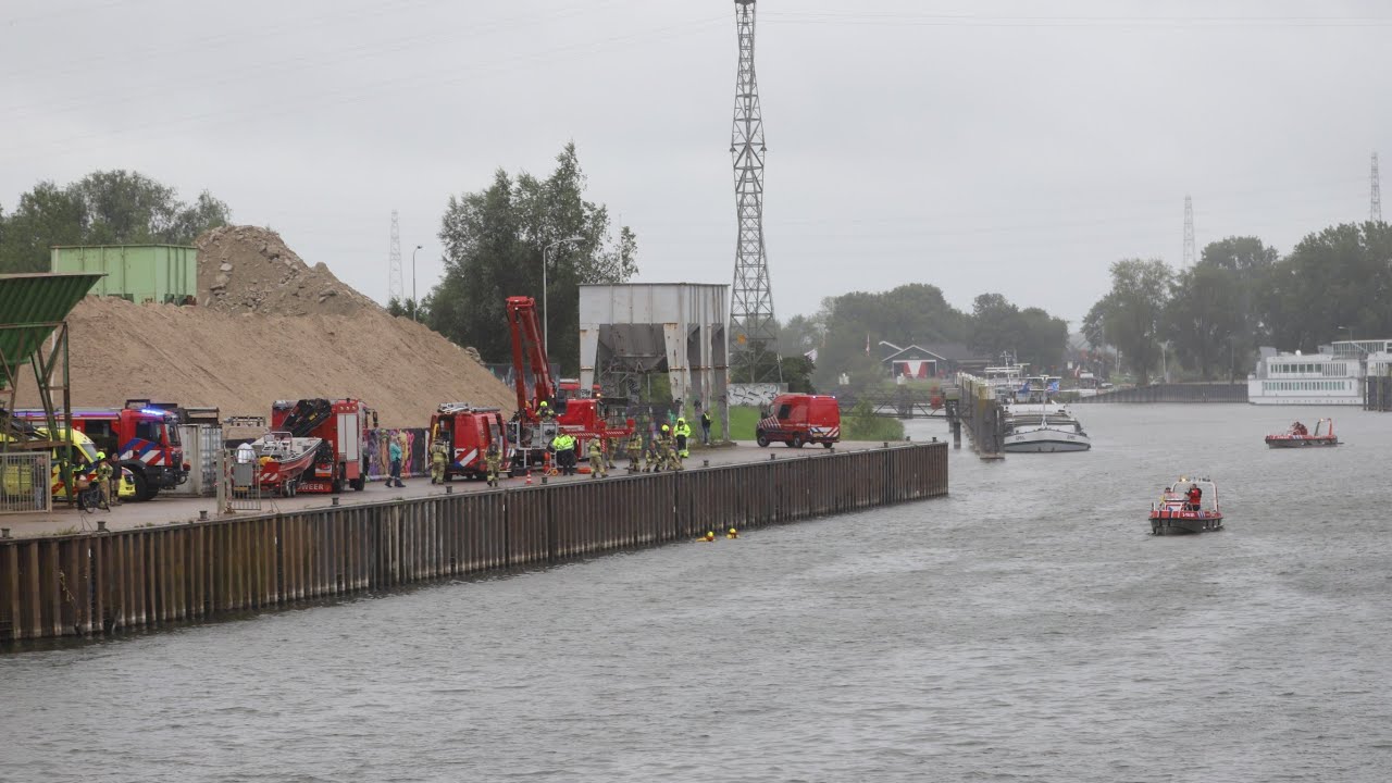 Brandweer oefening wordt daadwerkelijke inzet na aantreffen rollator in haven Wageningen
