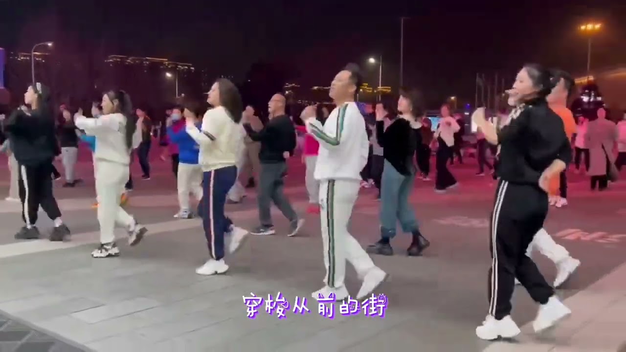 动感滴小音乐，搭配齐刷刷滴小步伐，帅哥美女齐上阵！