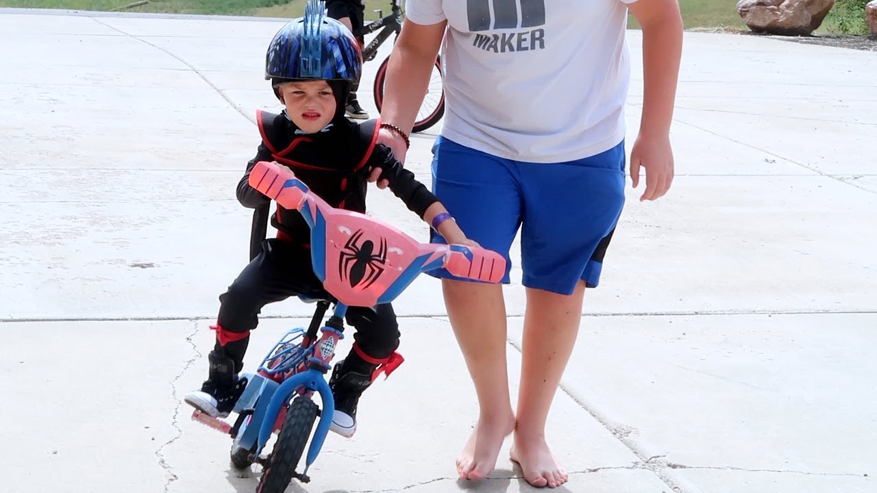 RiDiNG A BiKE WiTH NO TRAiNiNG WHEELS 🚴🏻