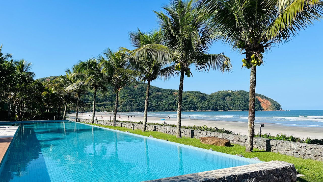 CASA DE ALTO PADRÃO EM CONDOMÍNIO FECHADO COM CLUBE À BEIRA-MAR