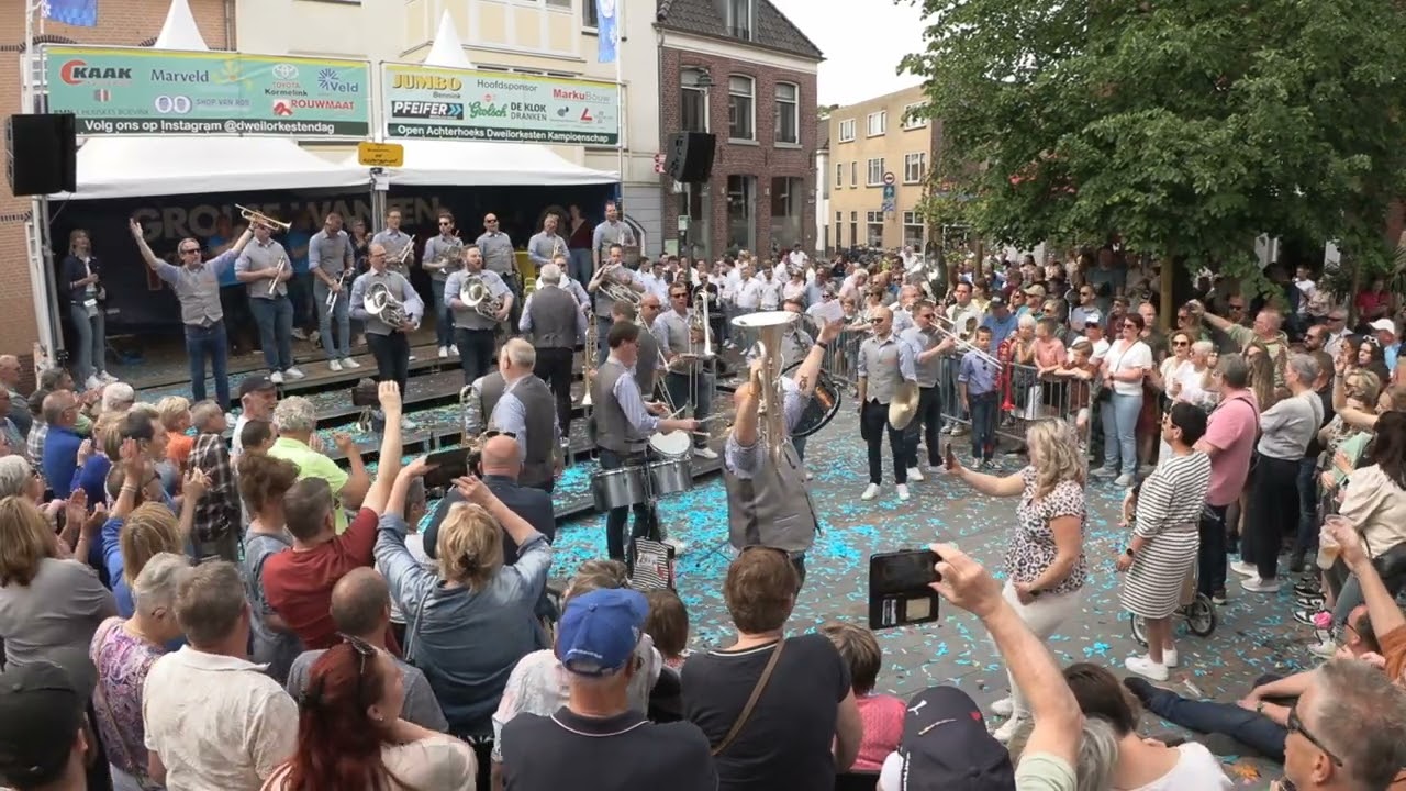 De Feestbende   Cromvoirt Dweilorkestendag Groenlo Markt 9 mei 2024 Gld NL