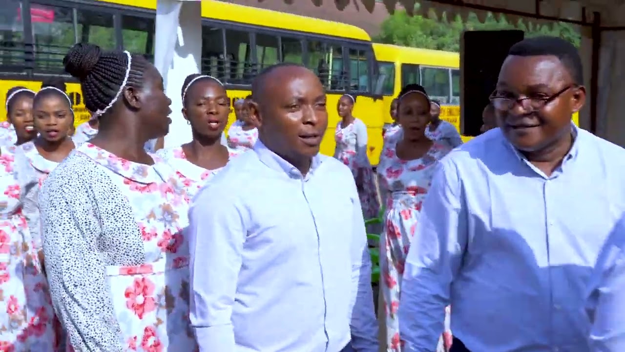 KWAYA YA MTAKATIFU JOSEPH - BUNJU WAKIIMBA KATIKA TAMASHA