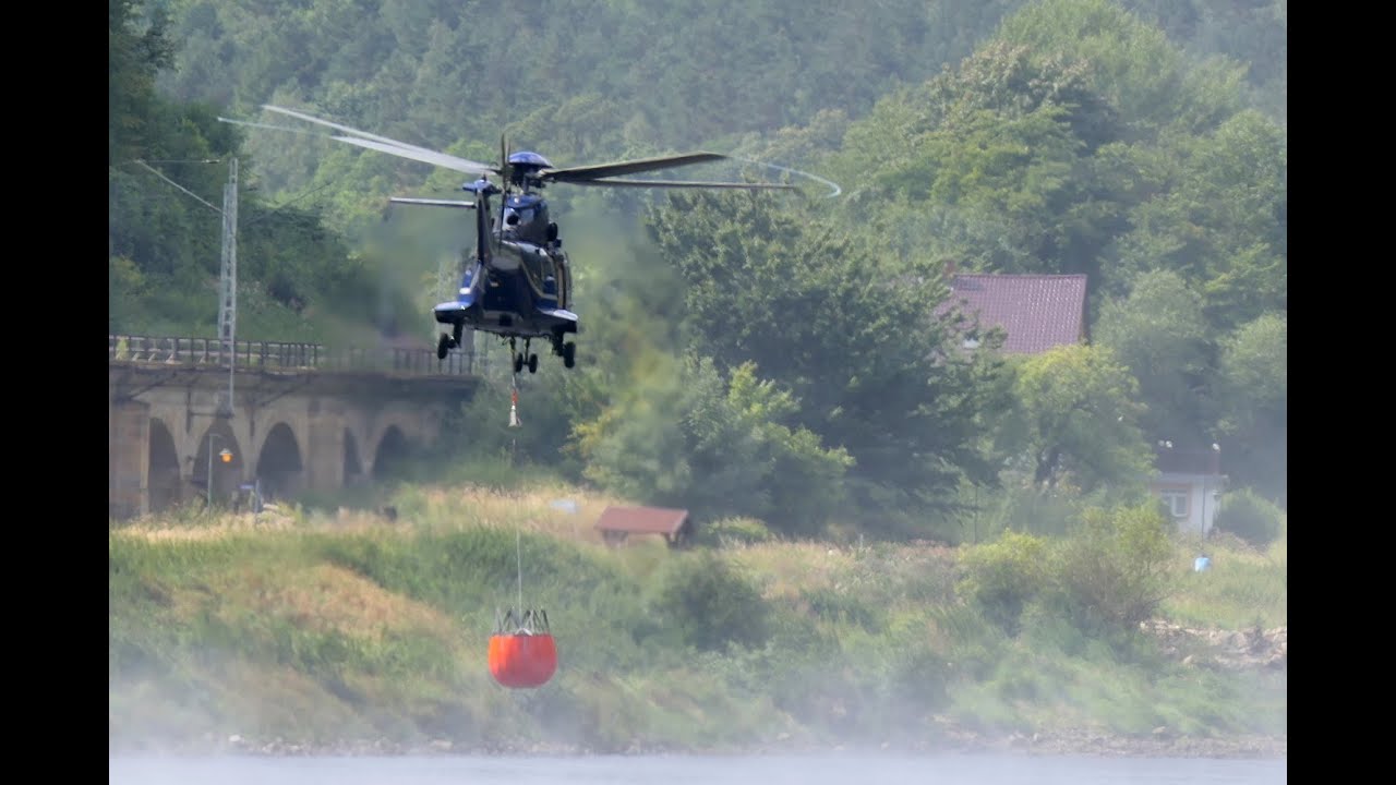 Hubschrauber bekämpfen Waldbrand bei Bad Schandau