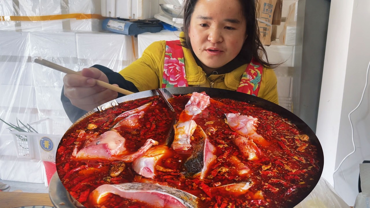 苗大姐蒸腊肉香肠，配十斤水库鱼，一大锅又麻又辣，饭吃