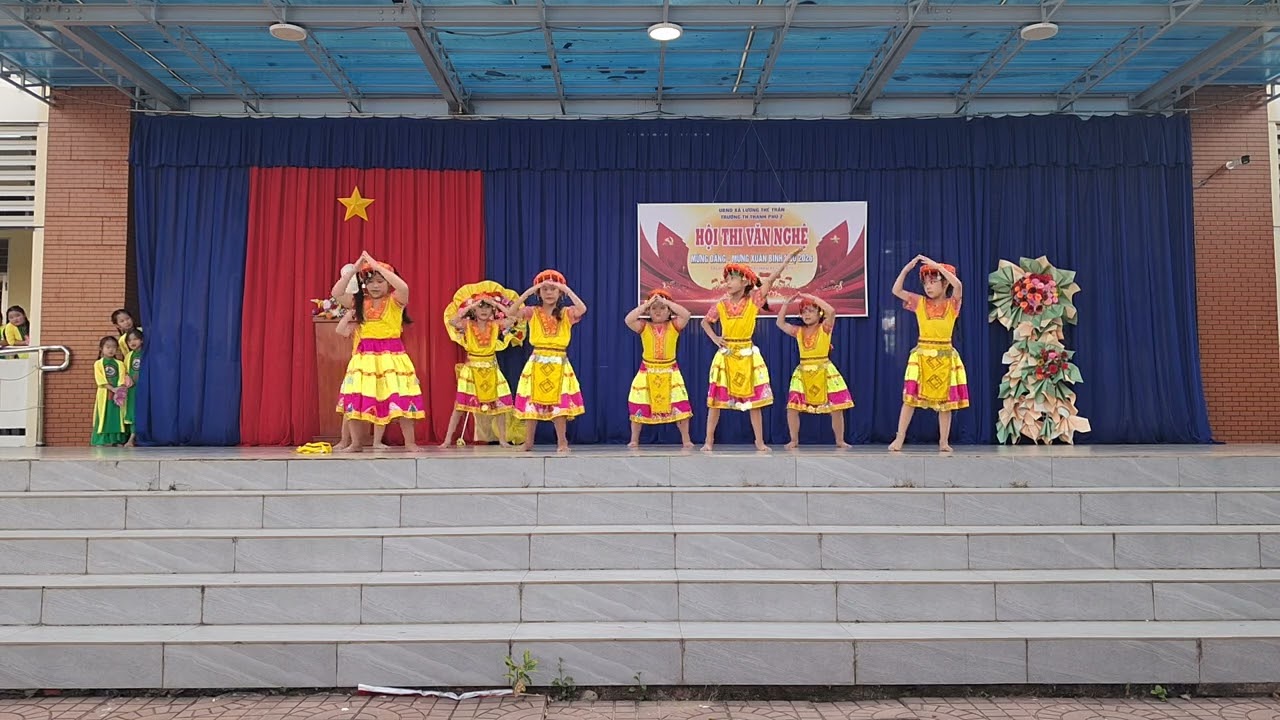 2B MÚA ĐI HỌC