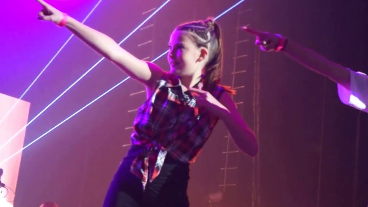 Mykenzie Schultz Dances on Stage with Justin Bieber to 