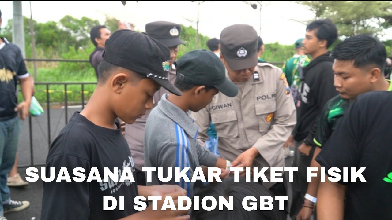 Kehabisan Tiket gelang di Store Begini Suasana Penukaran Tiket fisik persebaya di stadion GBT