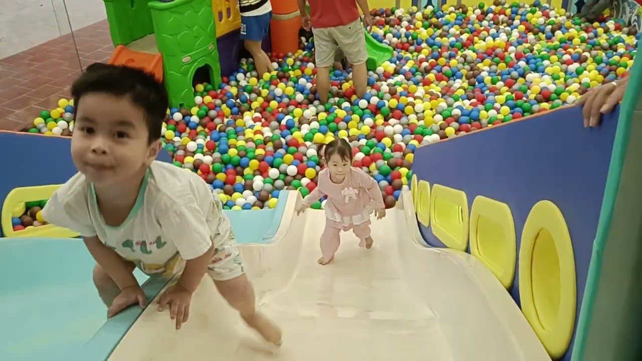 268 - hai chị em đi nhà bóng cùng cha mẹ.