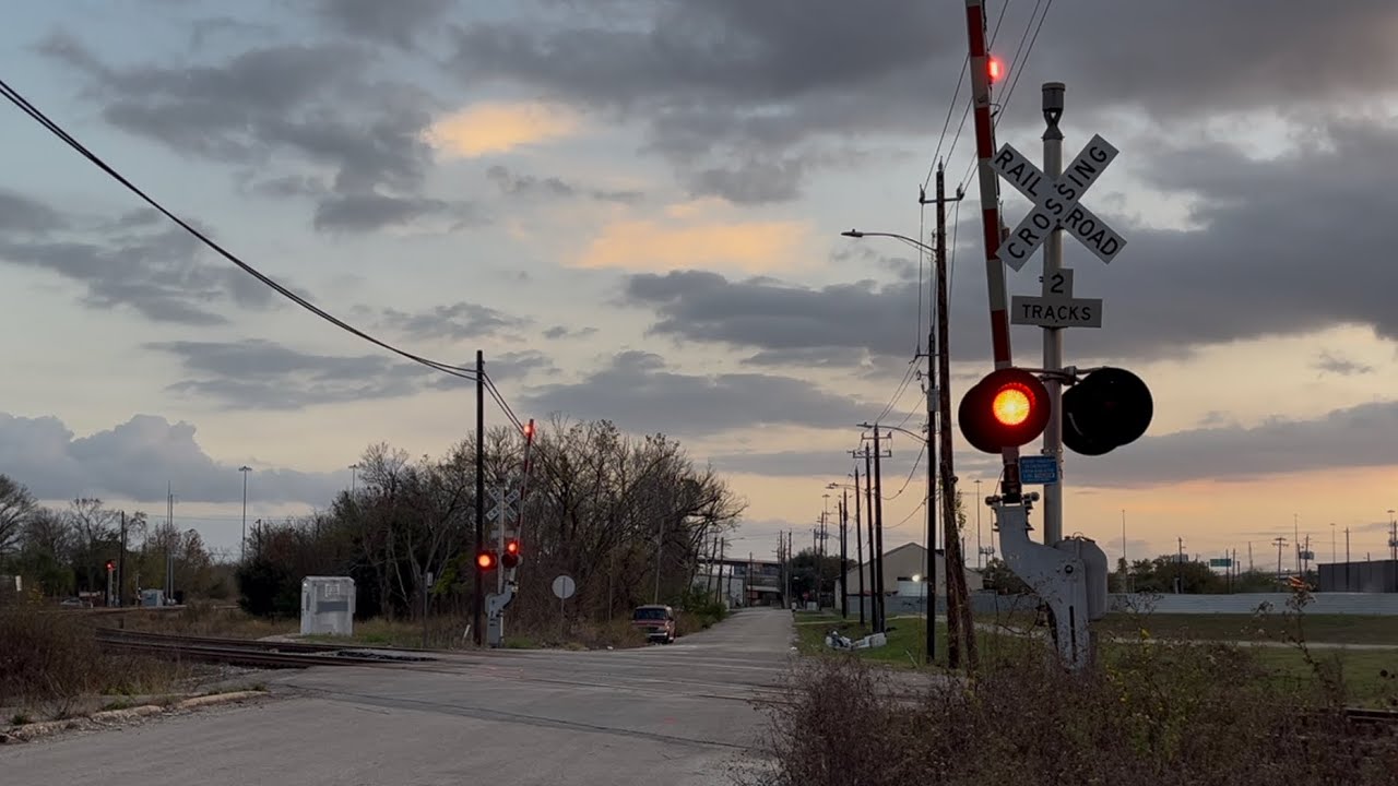 BNSF 6935 leading manifest with a cool K5HL in Houston, TX | West Street |