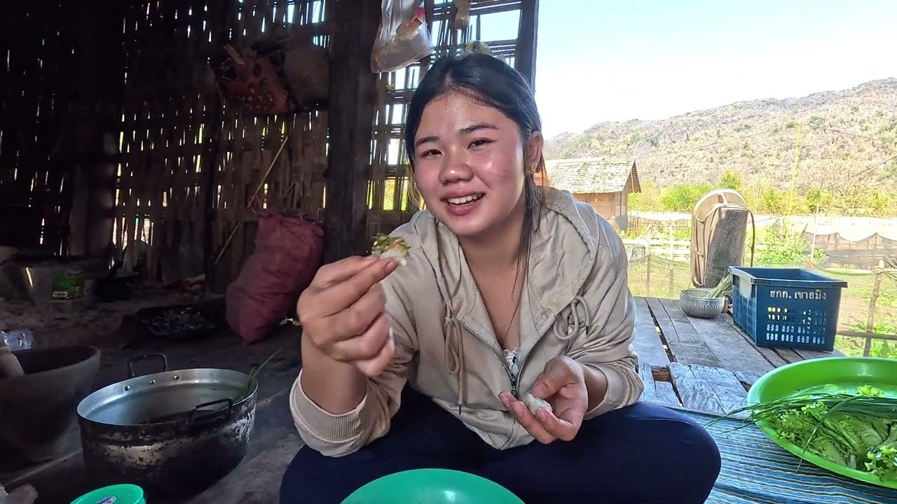 น้องแพสาวลาวโชว์ฝีมือทำกับข้าวให้บ่าวนายกิน และเป็นครั้งแรกที่มีผู้ชายซื้อเสื้อให้น้องแพสาวลาว