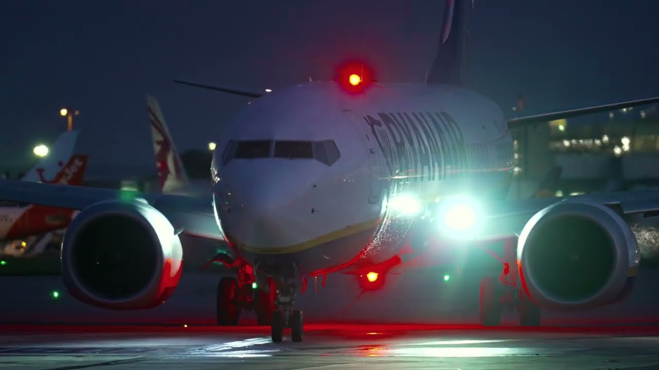 [4K] Ryanair Boeing 737 Max 8 -200 departure at dusk!