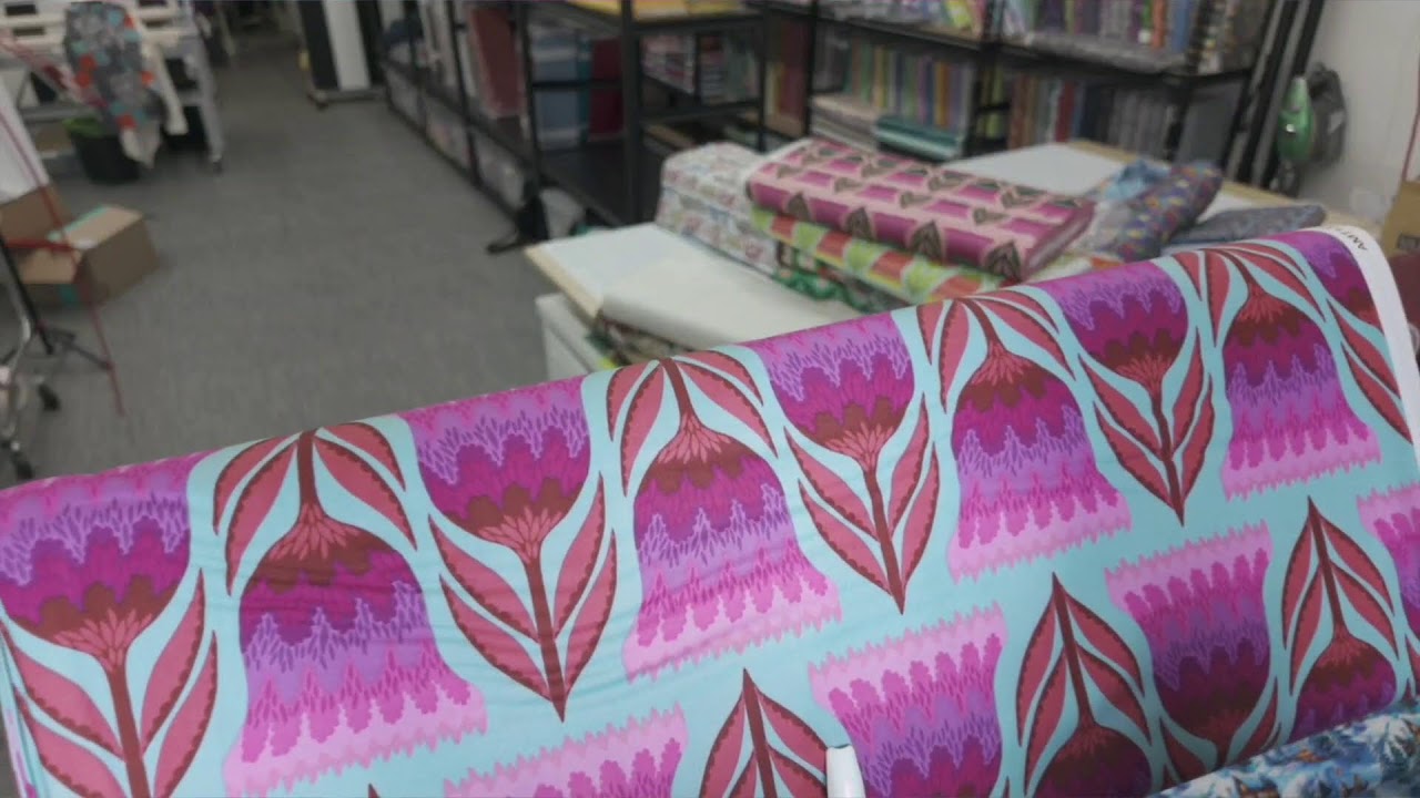 ❄️ Hang With Me LIVE: Choosing Holiday Fabrics for 3-Yard Quilts