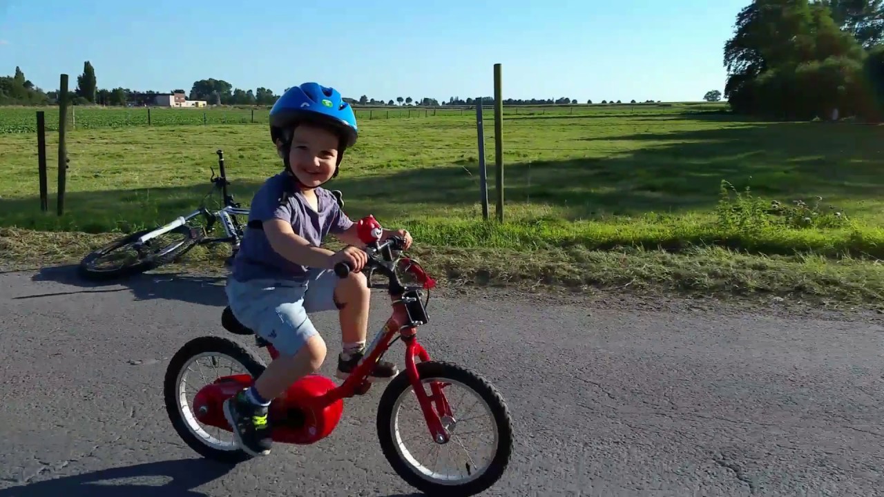jumeaux 2ans velo du tricycle au velo sans roulette