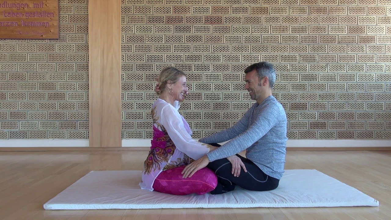 Partner Yoga Übungen für Anfänger und Verliebte