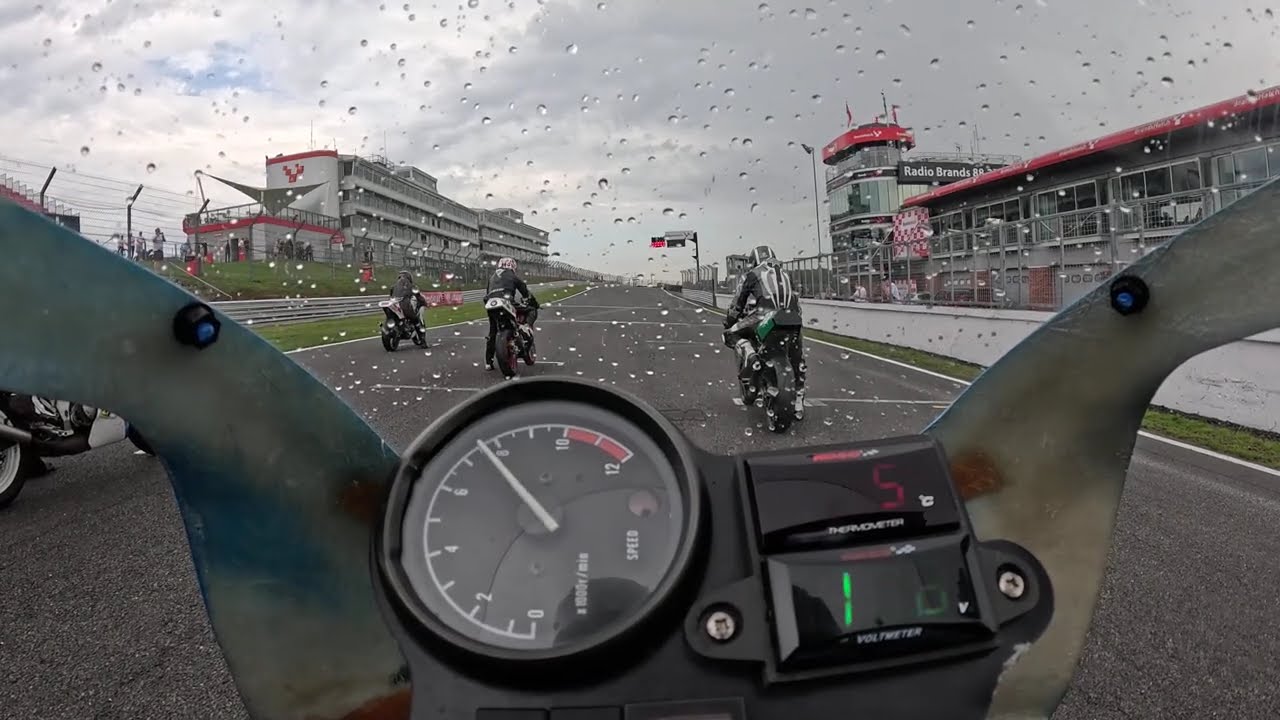 YPMRC Brands Hatch Sep 2024 Race 1 red flag