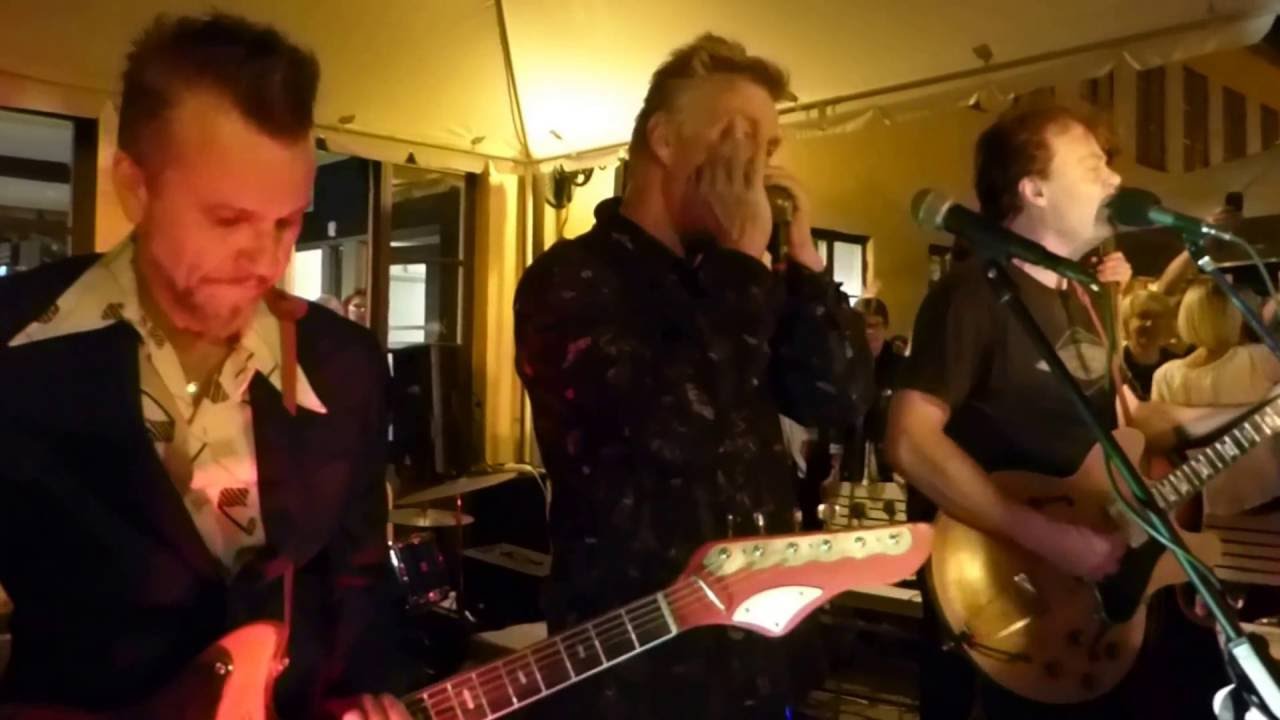 Nisse Hellberg - Jag är bara lycklig när jag dricker / Nån måste få jobbet gjort.