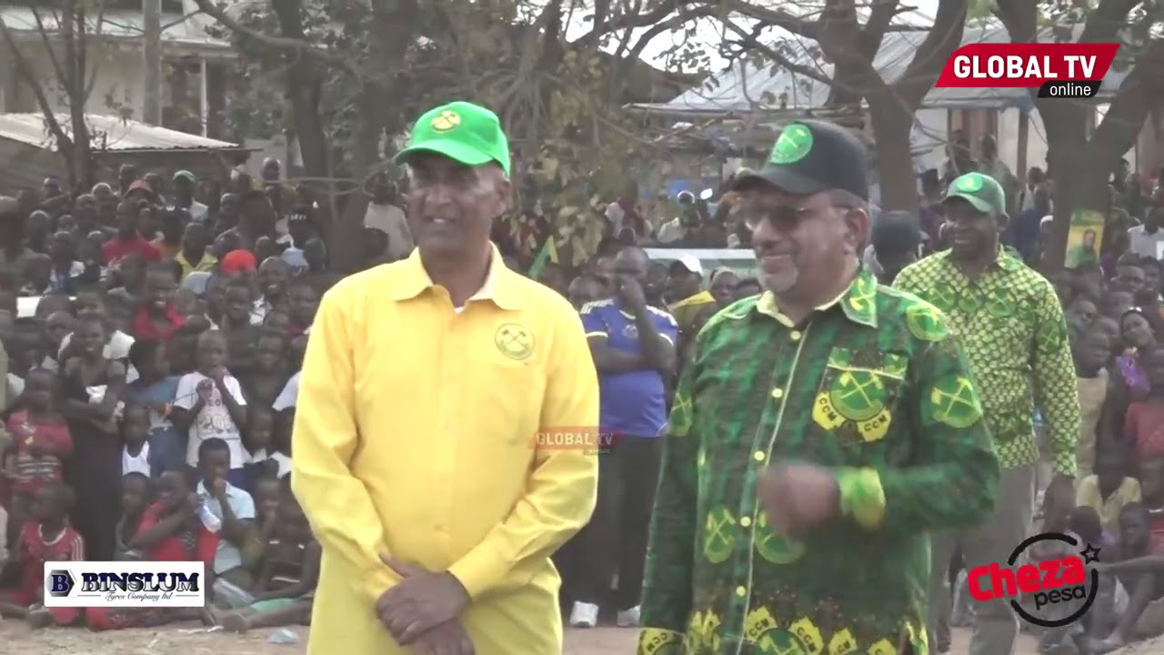 MAGUFULI Awapatanisha NDUGU Akiwa BARABARANI jijini MBEYA kwenye KAMPENI....