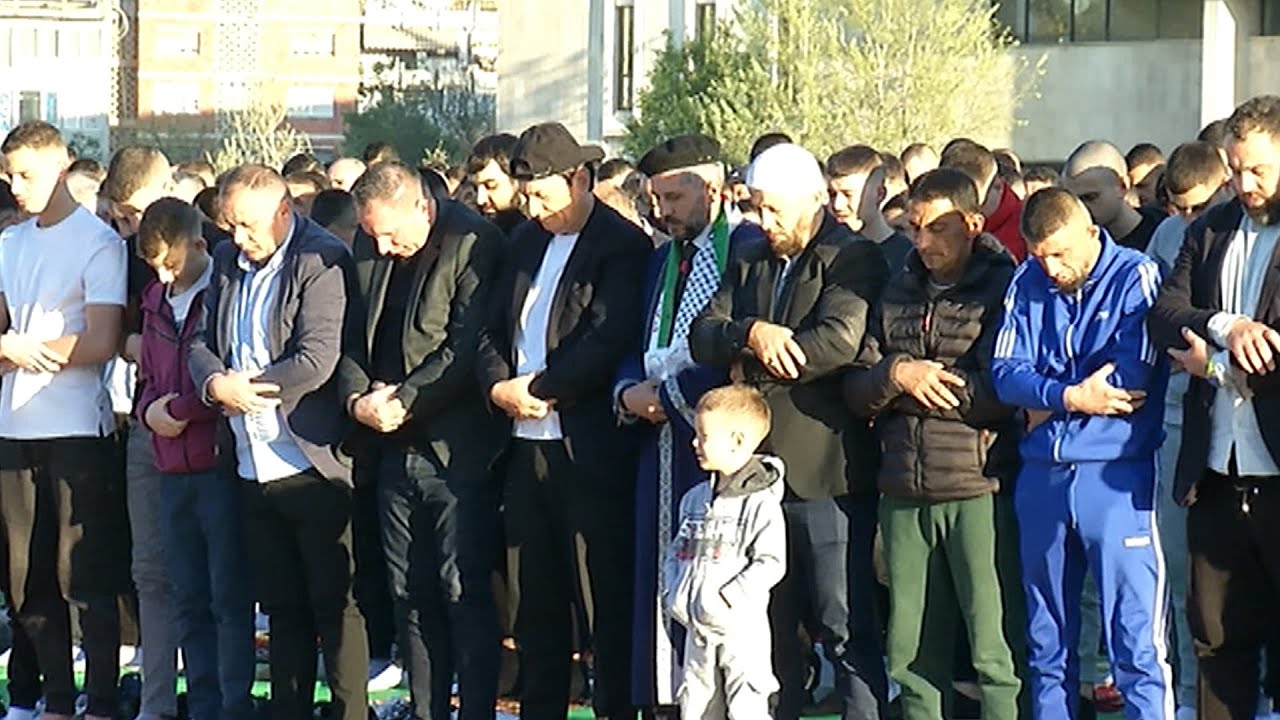 Tiranë/ Falja e Namazit të Fitër Bajramit në sheshin “Skënderbej” ( 10 Prill 2024 )