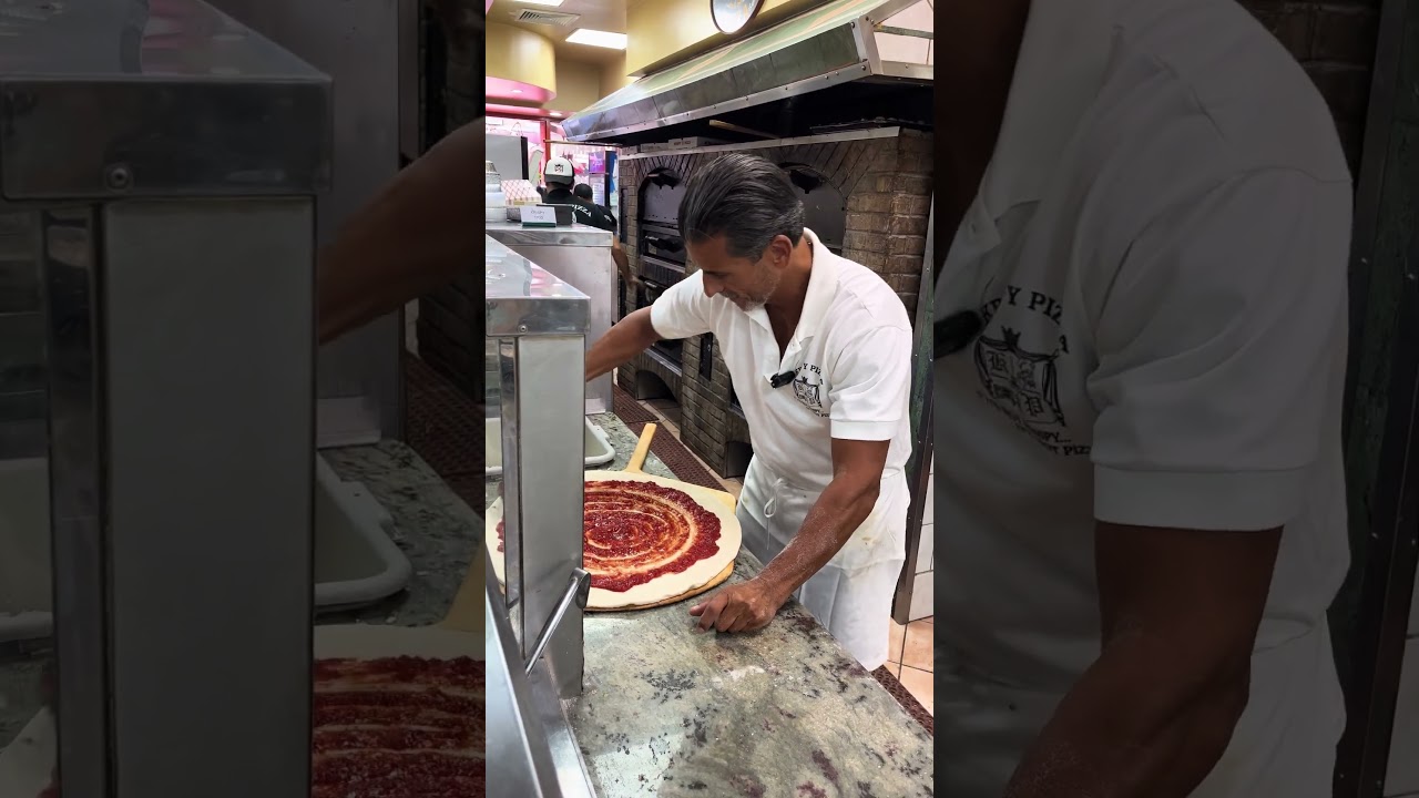Freddy is the boss, but he still makes a PERFECT pizza 🍕 @krispypizzaa  #food #pizza #italianfood