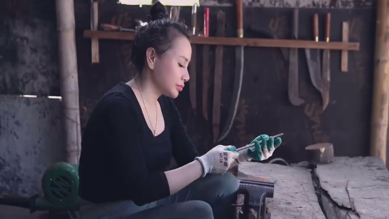 18-Year-Old Girl Transforms a Dull Knife into an Amazingly Sharp Blade 🔪 #KnifeRestoration