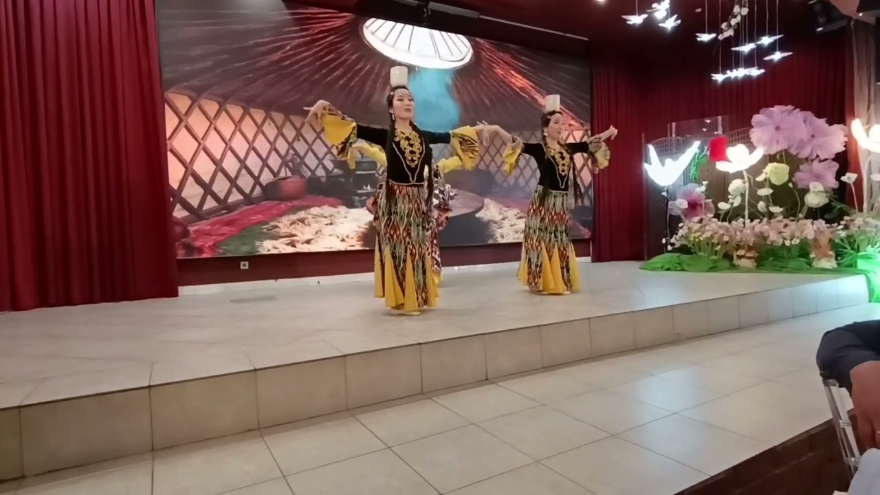 Танец с пиалами на голове! Восхитительно 👍