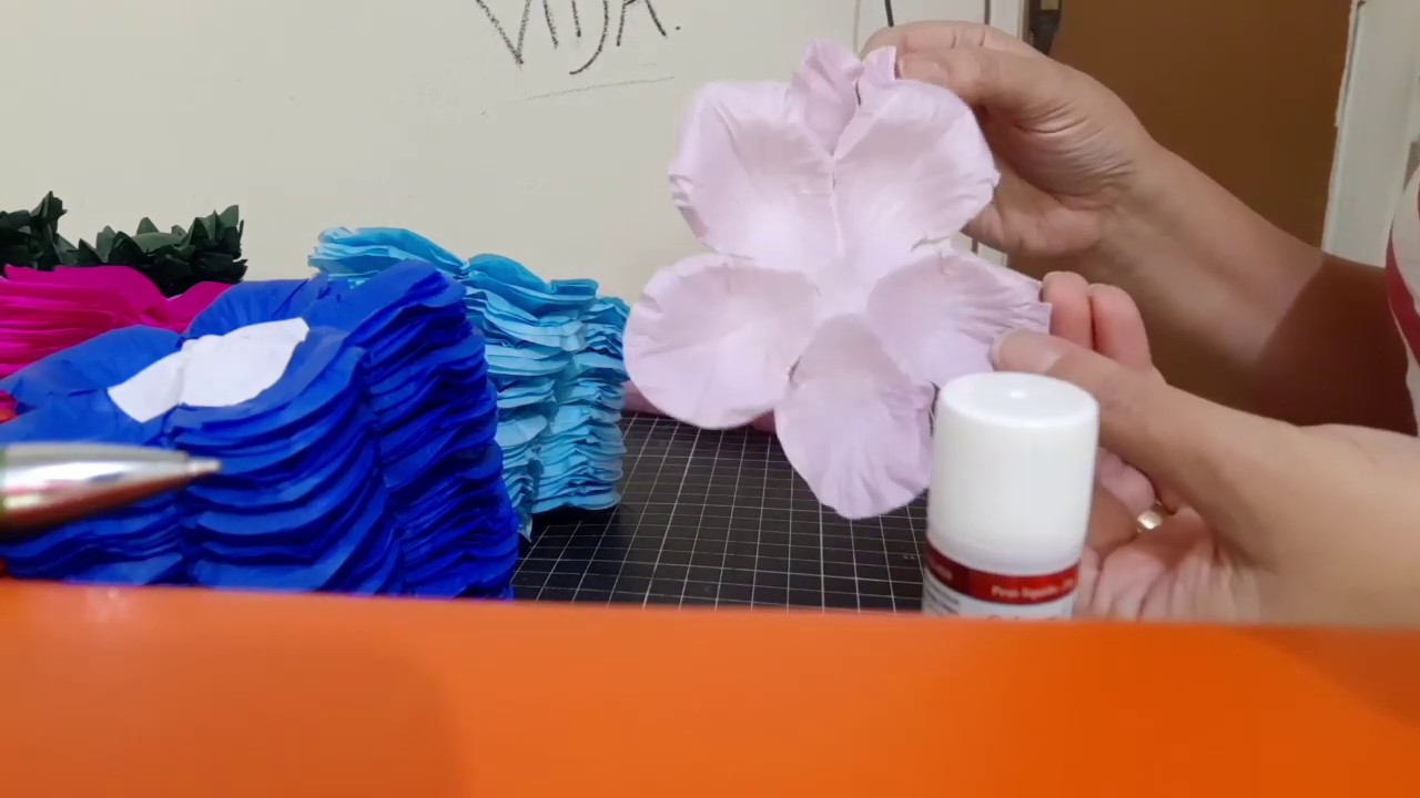 Forminha de doce rosa aberta.