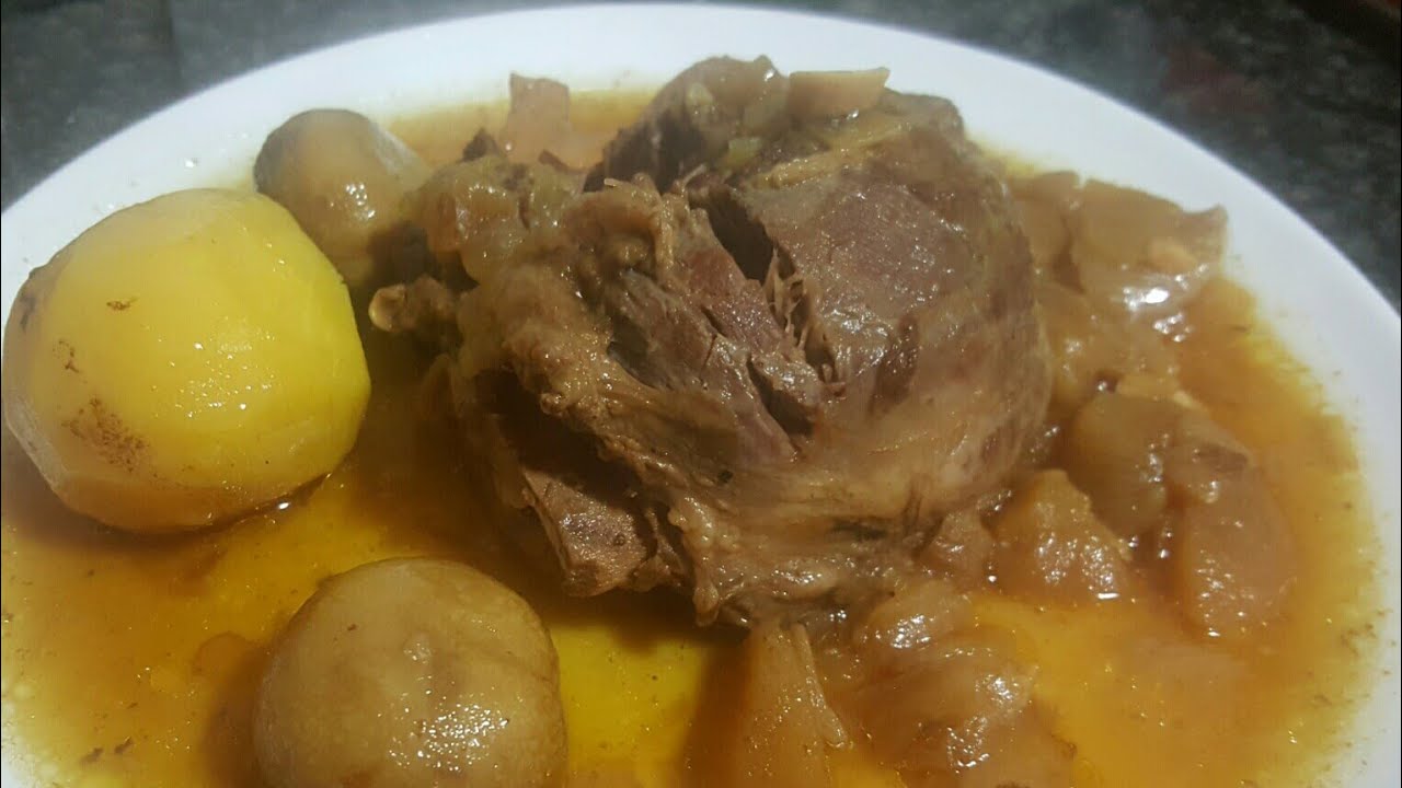 Carrilleras de cerdo al Pedro Ximenez con guarnición.