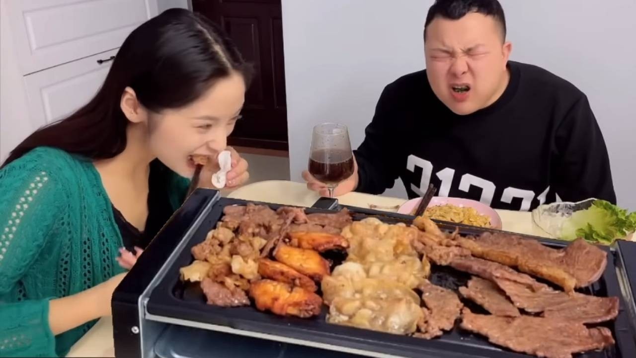 小气老公不让我吃烤肉，我让他尝尝芥末的味道，他又被辣哭了【九零后夫妻】