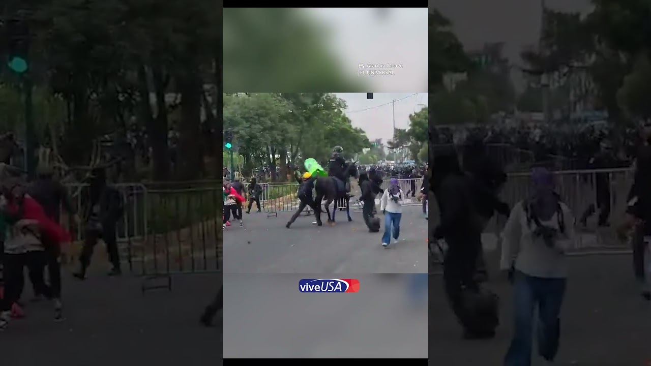 🚨Encapuchados y polic&iacute;as se enfrentan afuera del Estadio CDMX