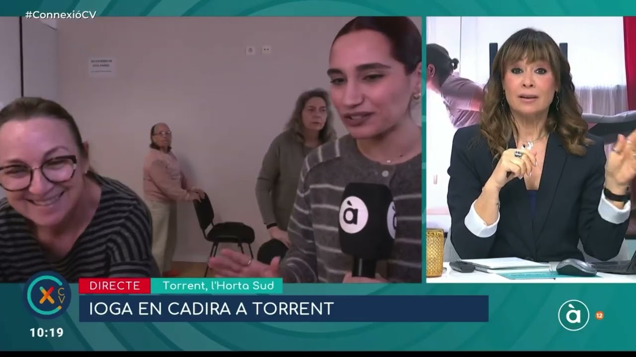Hui hem fet ioga amb cadira en la Casa de la Dona