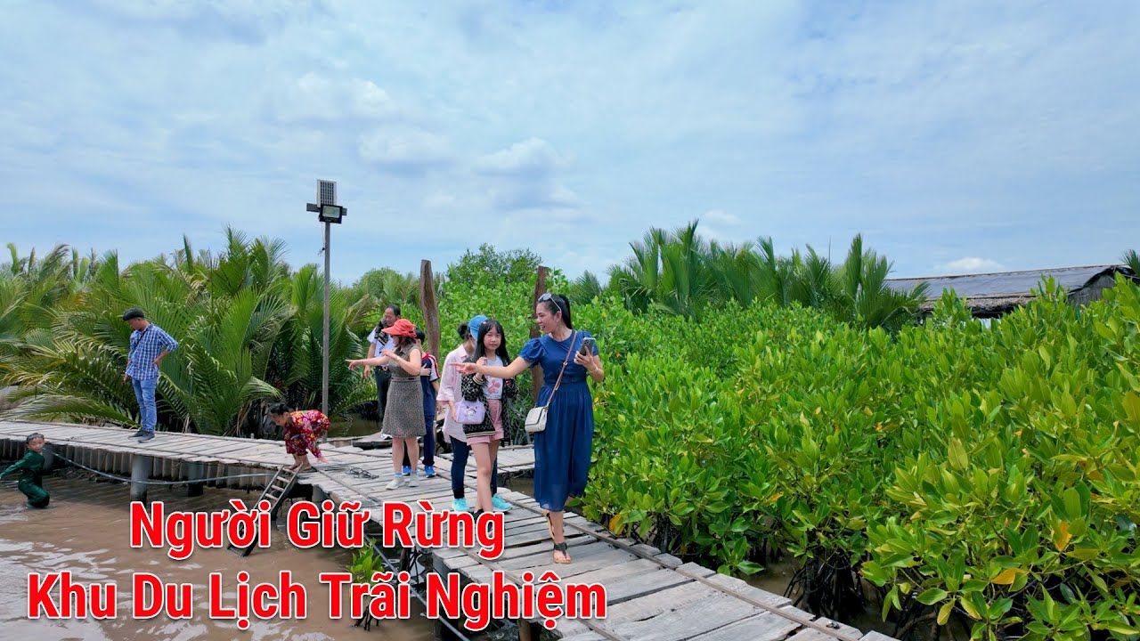 Gia đình Thúy tham quan khu du lịch Người Giữ Rừng Bình Đại Bến Tre