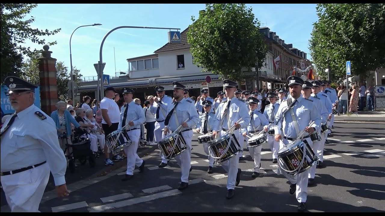 Das Tambourkorps Elsen-Fürth und der Hofstaat ziehen auf. Schützenfest 2025 in Grevenbroich.