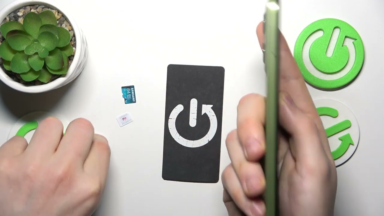 Как вставить SIM-карту и SD-карту в MOTOROLA Moto G15