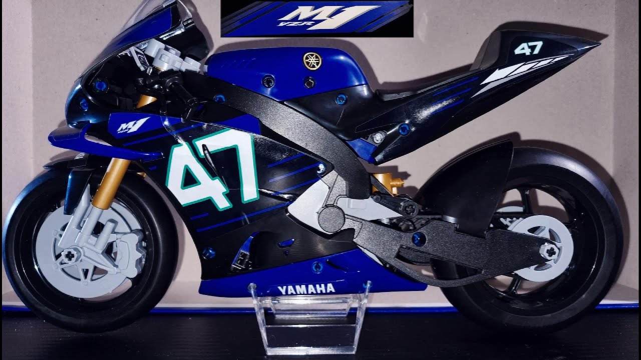 Building Yamaha YZR M1 (Clementoni)