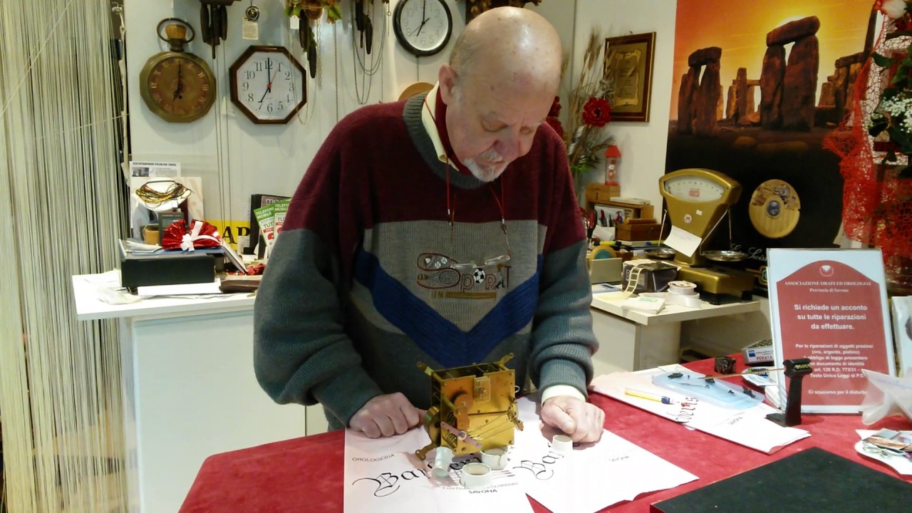 Il maestro orologiaio Gian #Barberis, ripara una pendola non funzionante