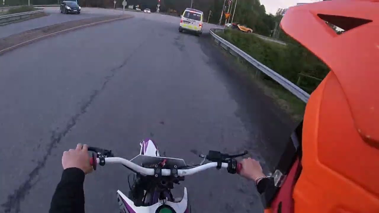 Poliisia karkuun 73cc derbill&auml; :D