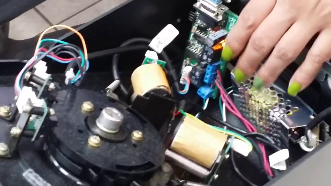 Montagem de catraca com placa controladora da Controlid
