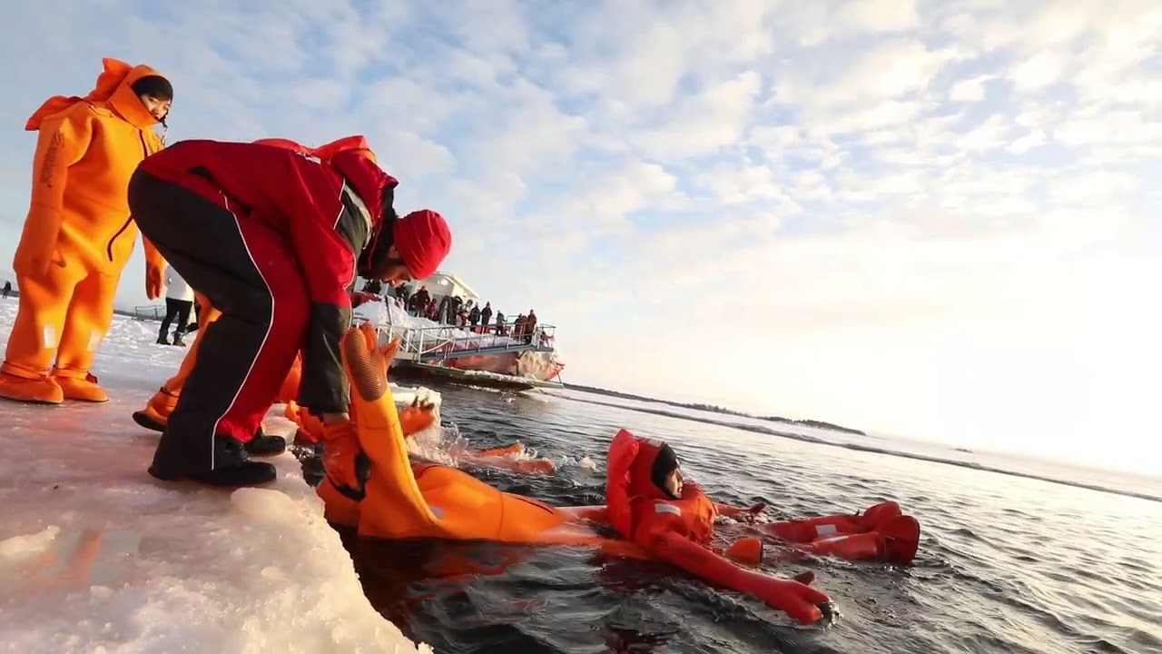 Polar Explorer Icebreaker Cruise in Lapland
